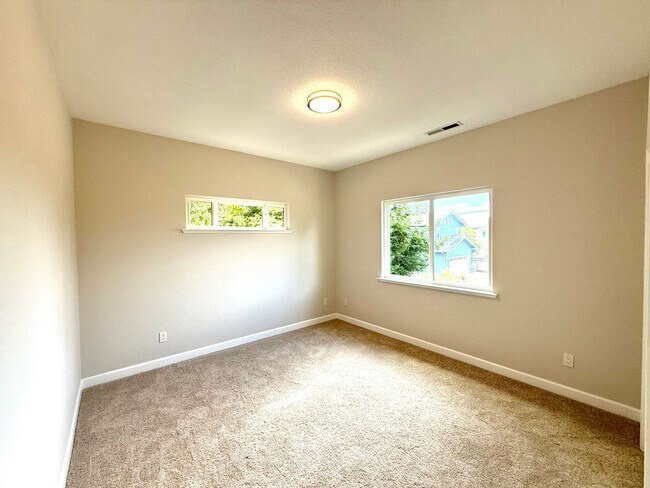 Building Photo - Beautifully Maintained 3Bd/2.5Ba Near Capitola Mall!
