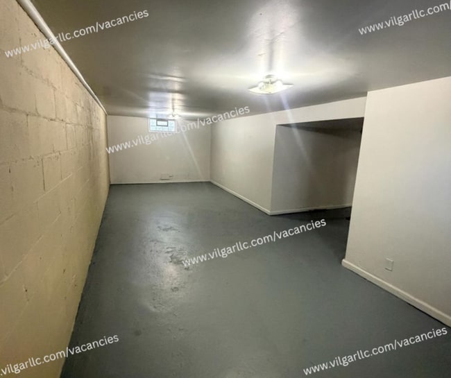 Building Photo - FOR RENT — SPACIOUS 3 BED / 2 BATH HOME