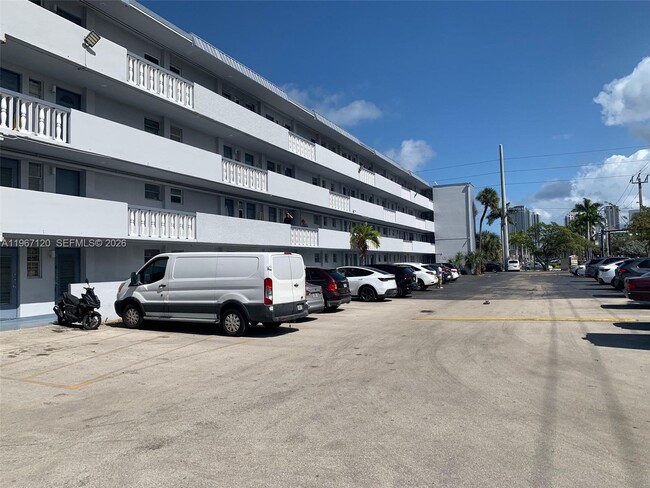 Building Photo - 1333 E Hallandale Beach Blvd