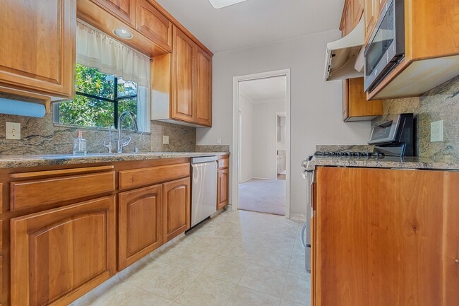 Building Photo - 4020 Vía Picaposte