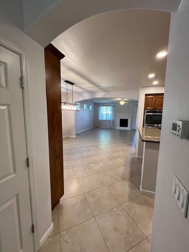 Building Photo - Beautiful 5 Bedroom Home in Crocker Ranch ...