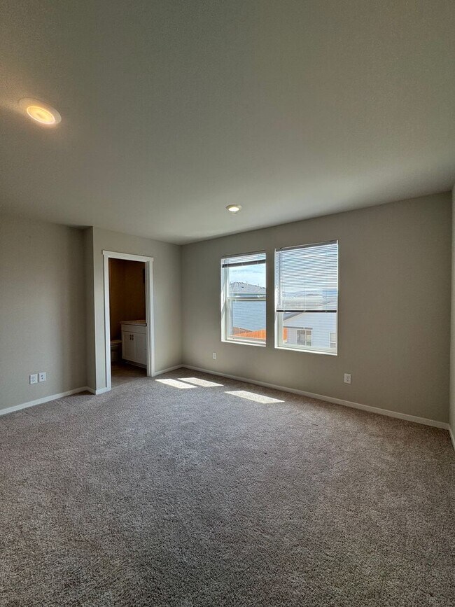 Building Photo - HUGE NEW PET FRIENDLY