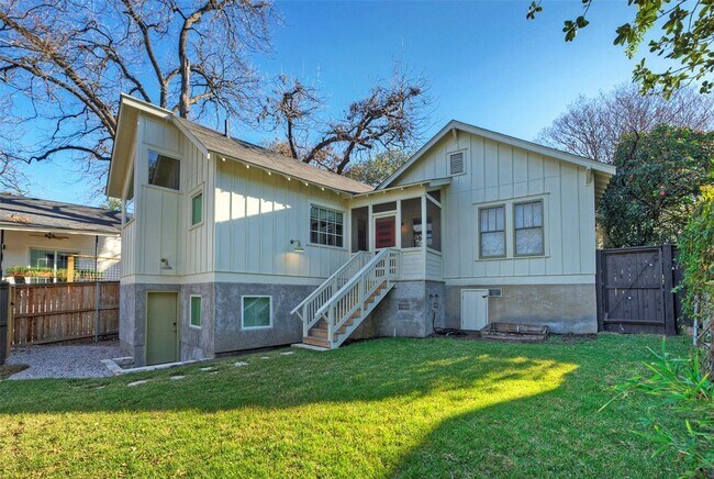 Building Photo - 1704 Alameda Dr