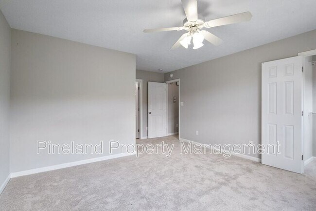 Building Photo - 320 Roundtree Dr