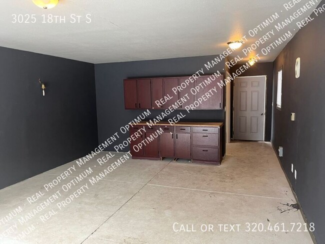 Building Photo - Must See 3 Bedroom, 1 Bath Lower Level Dup...