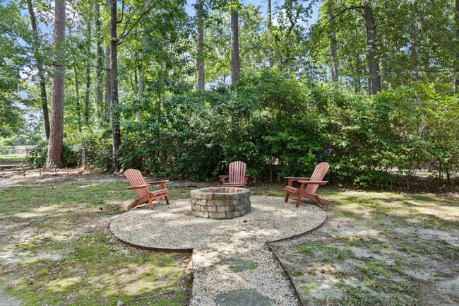 Building Photo - Spacious 4-Bedroom Haven with 3 Full Baths...