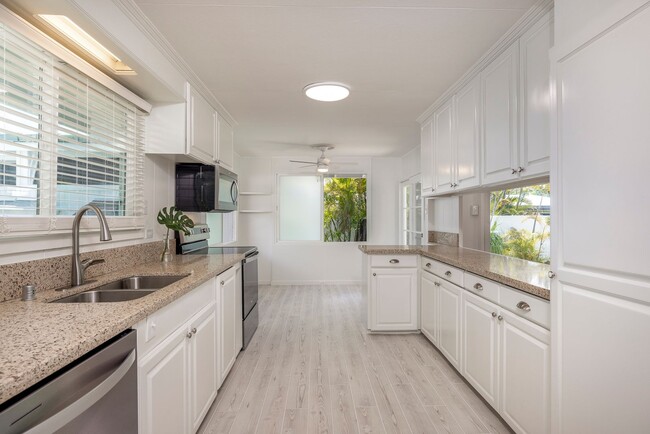 Building Photo - Mid-century modern Kalaheo Ave. Beach side...