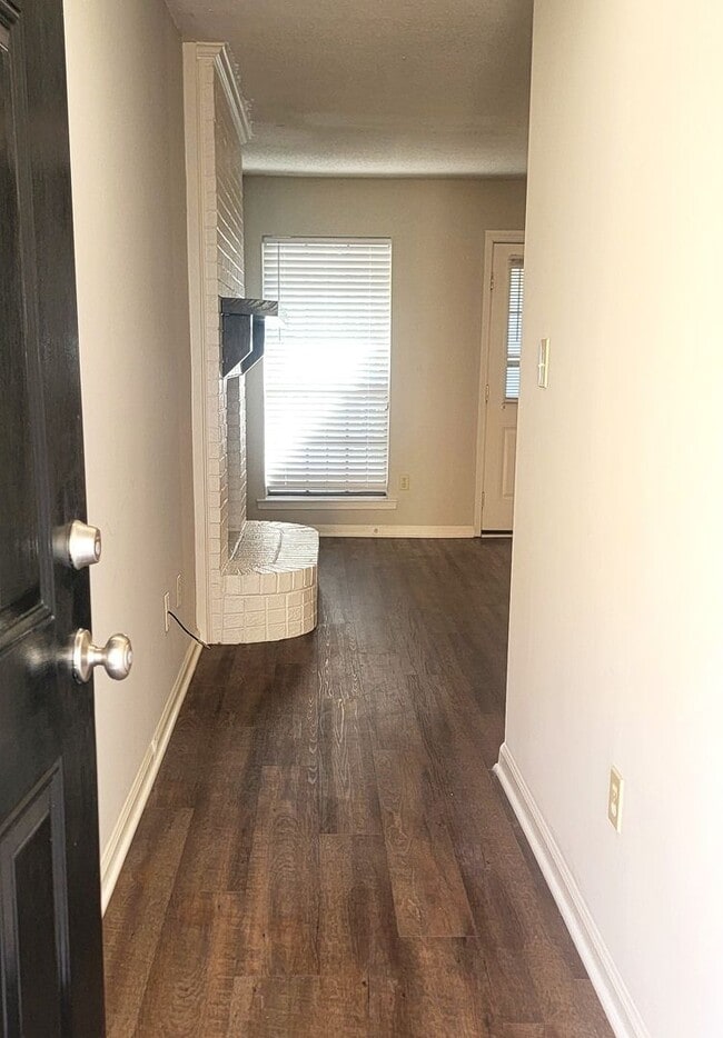 Building Photo - Adorable UPDATED 2-Bedroom, 2-Bathroom Tow...