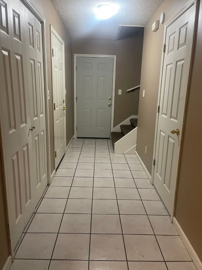 Building Photo - 1305 Loberg Ln