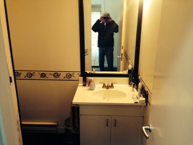 Building Photo - 860 Oakwood Rd