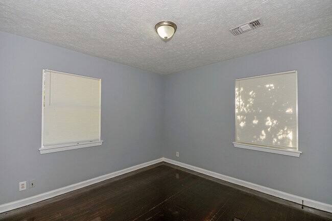 Building Photo - 928 Grenada Dr