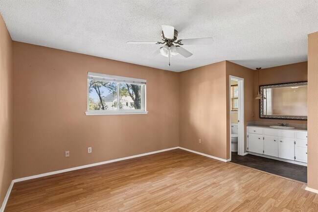 Building Photo - 1105 N Riviera Cir
