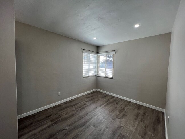 Building Photo - 4BD/2BA on Montezuma!!