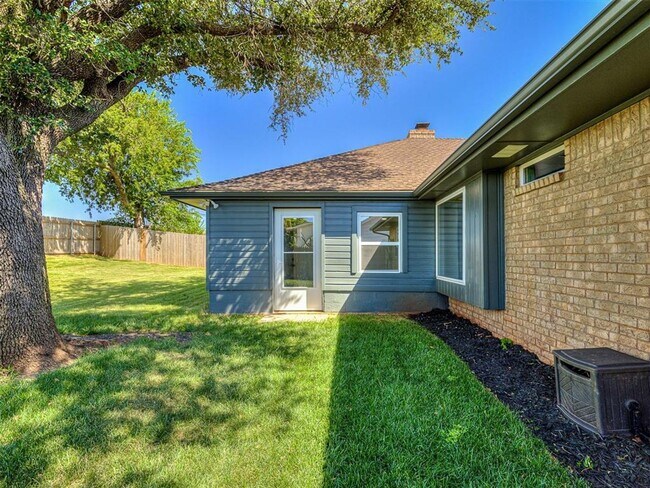 Building Photo - Look at this beautiful home!! 4 bed, 3 full baths!