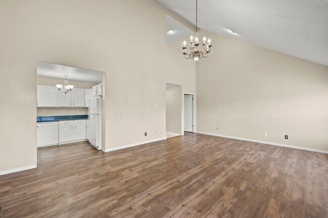 Building Photo - 977 Columbine Ave