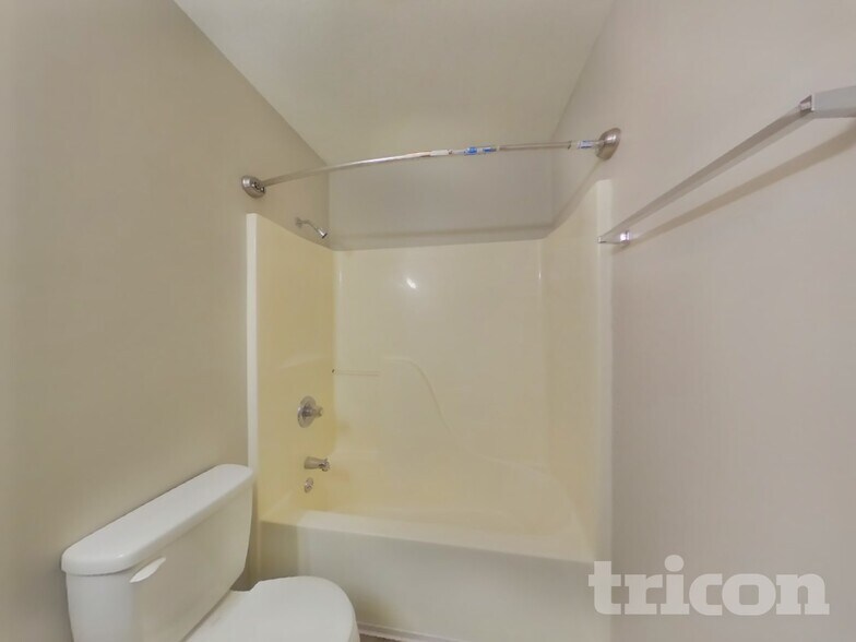 Building Photo - 945 Center St