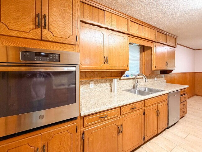 Building Photo - Charming 3-Bedroom Haven with Cozy Fireplace in North Richland Hills!