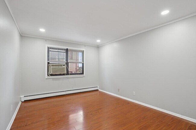 Building Photo - 56 68th St