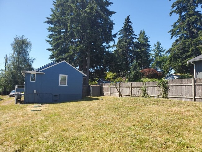 Building Photo - Darling 2 bedroom between Manette & Illahee
