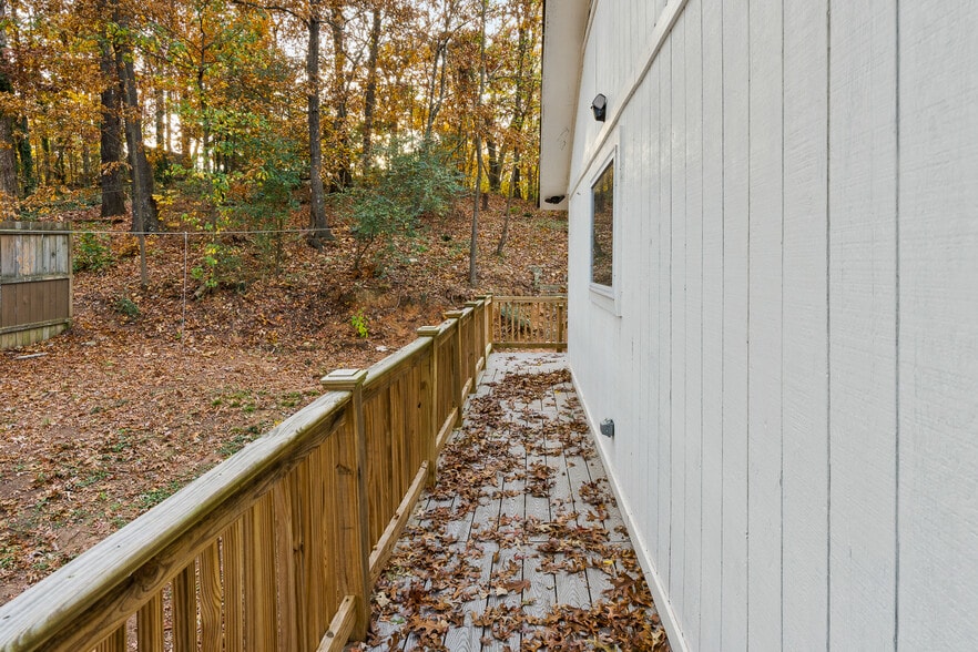 Building Photo - 1021 Lakewood Dr