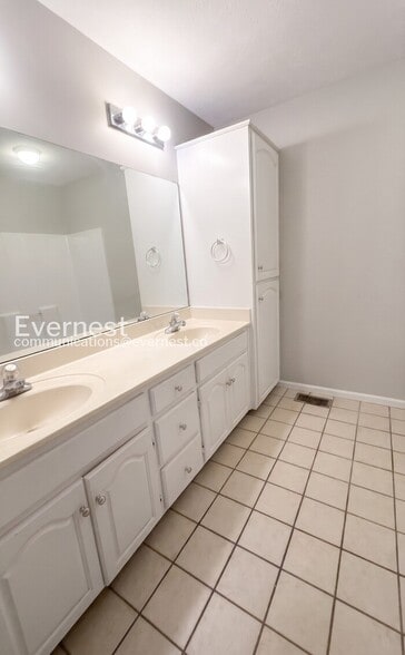 Building Photo - 120 Buckingham Cir