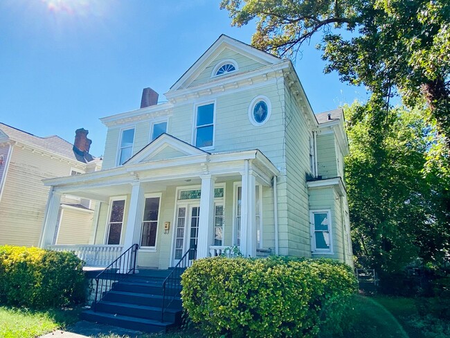 Building Photo - Gorgeous 3 bdrm/2.5 bath newly renovated h...