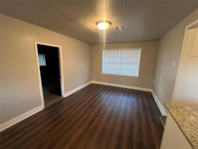 Building Photo - 5818 Glenhurst Dr