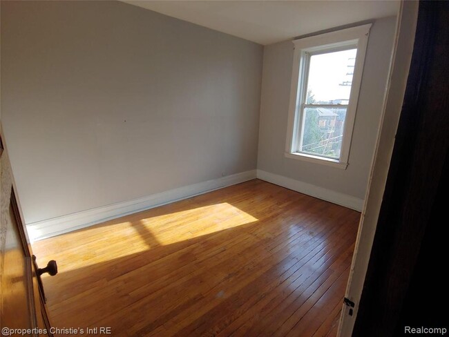 Building Photo - 1535 W Canfield St