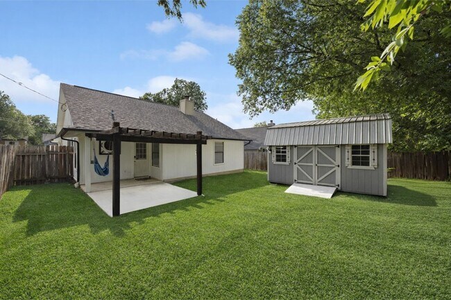 Building Photo - 2209 Stirrup Dr