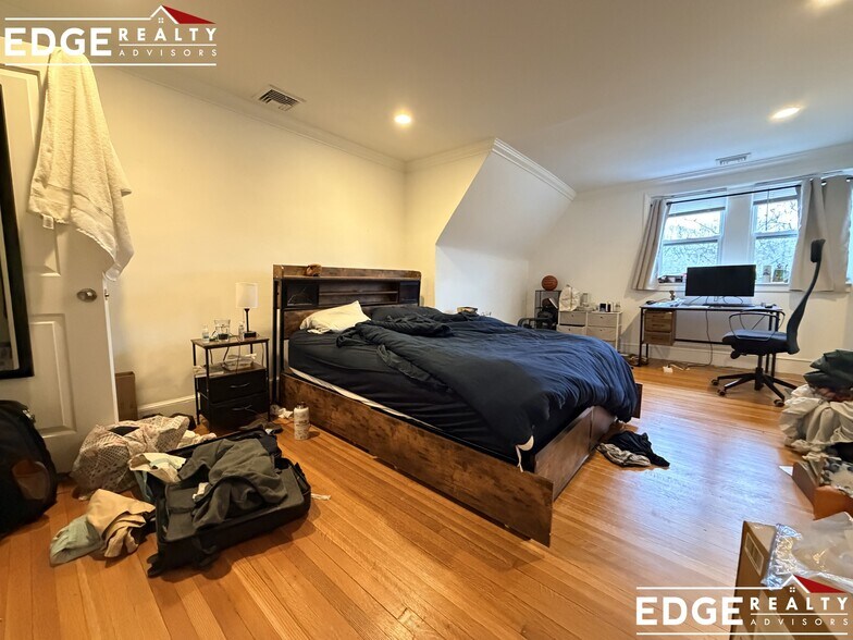 Building Photo - 1798 Beacon St