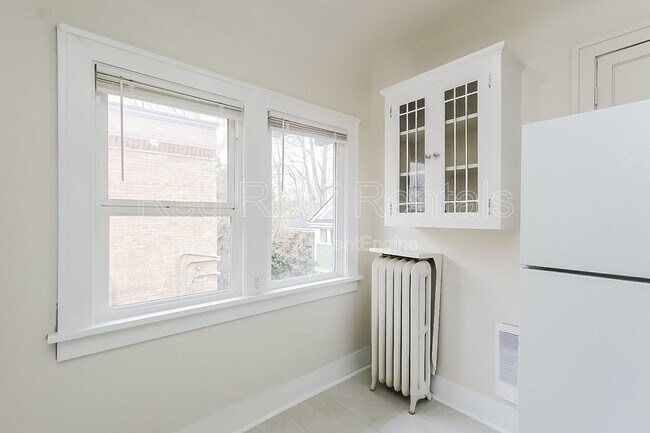 Building Photo - 1319 S 6th Ave