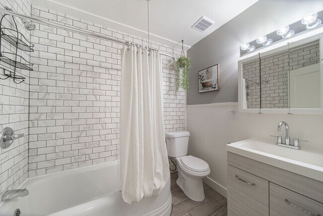 Building Photo - Fully Furnished 1 Bedroom 1 Bathroom WITH laundry!