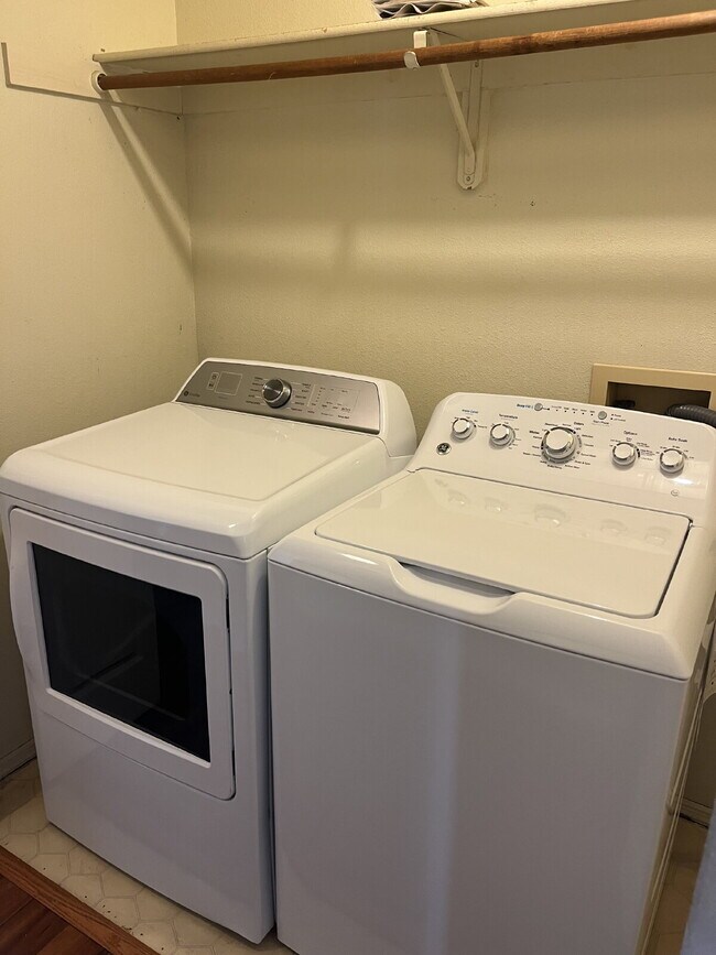 Building Photo - "Spacious 3-Bedroom Oasis with 2 Full Bath...