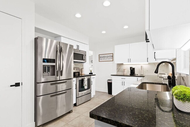 Building Photo - 1311 Cypress Ave