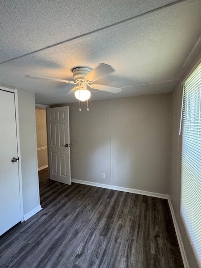 Building Photo - 2 bedrooms, 1 full bath located on a quiet lot. 1 story living with a great open floor plan. Very...