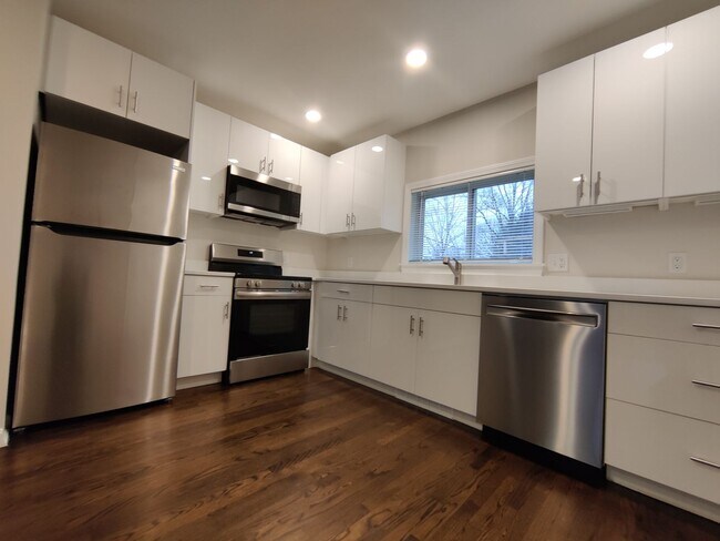 Building Photo - Coolidge Corner Area of Brookline. In-Unit Washer and Dryer, Heat, Hot Water Included, Bonus Room