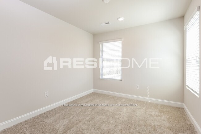 Building Photo - 247 Aurora Ln