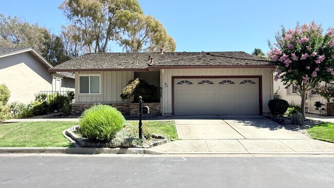 Building Photo - 750 N Paradise Valley Ct