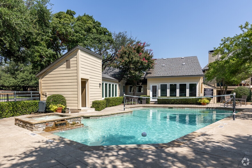 Swimming Pool - Bent Oaks Apartments