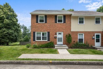 Building Photo - 3 to 4 Bed/3 1/2 Bath. Pet friendly.  Reserved Parking