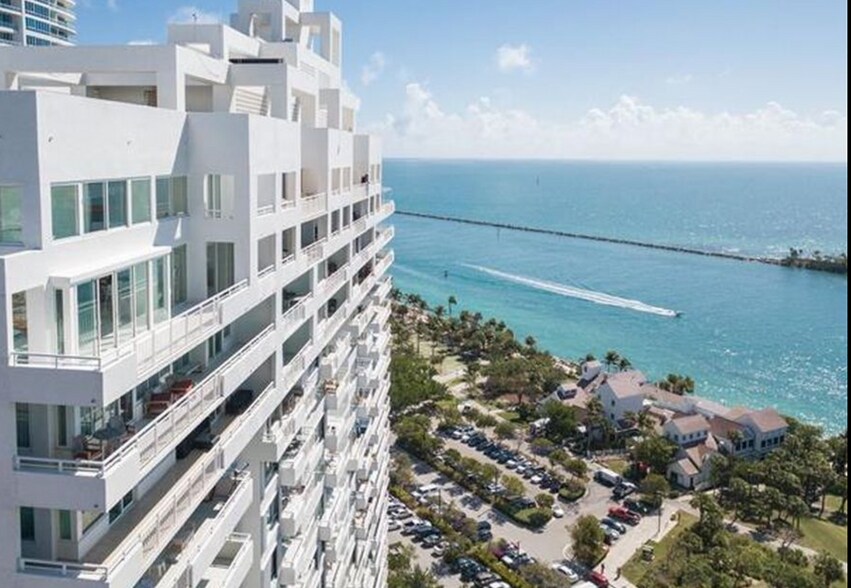 Building Photo - 400 S Pointe Dr