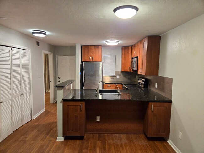 Building Photo - 2BR/2BA just minutes from Shands Hospital ...