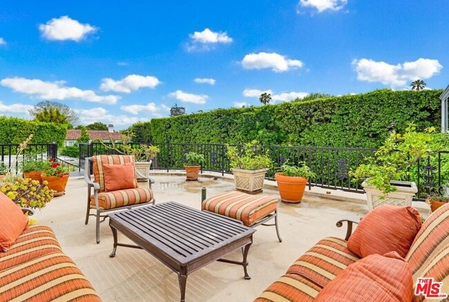 Building Photo - 516 S Rimpau Blvd