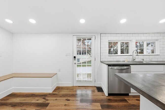 Building Photo - 557 E Weisheimer Rd