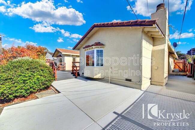 Building Photo - 949 N Camino Alto
