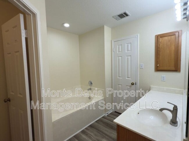 Building Photo - 1206 Devil Ridge