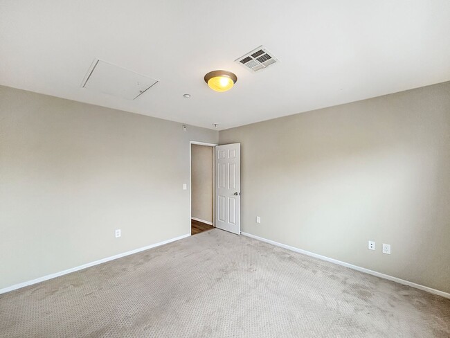 Building Photo - Beautiful 2 Bedroom, 2.5 Bath Condo in Eas...