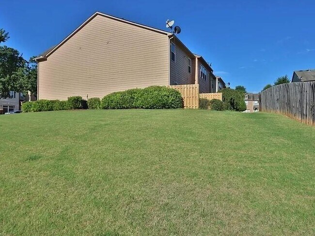 Building Photo - 5025 Sherwood Way