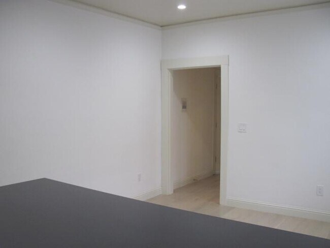 Building Photo - 1 bedroom in Oakland CA 94612