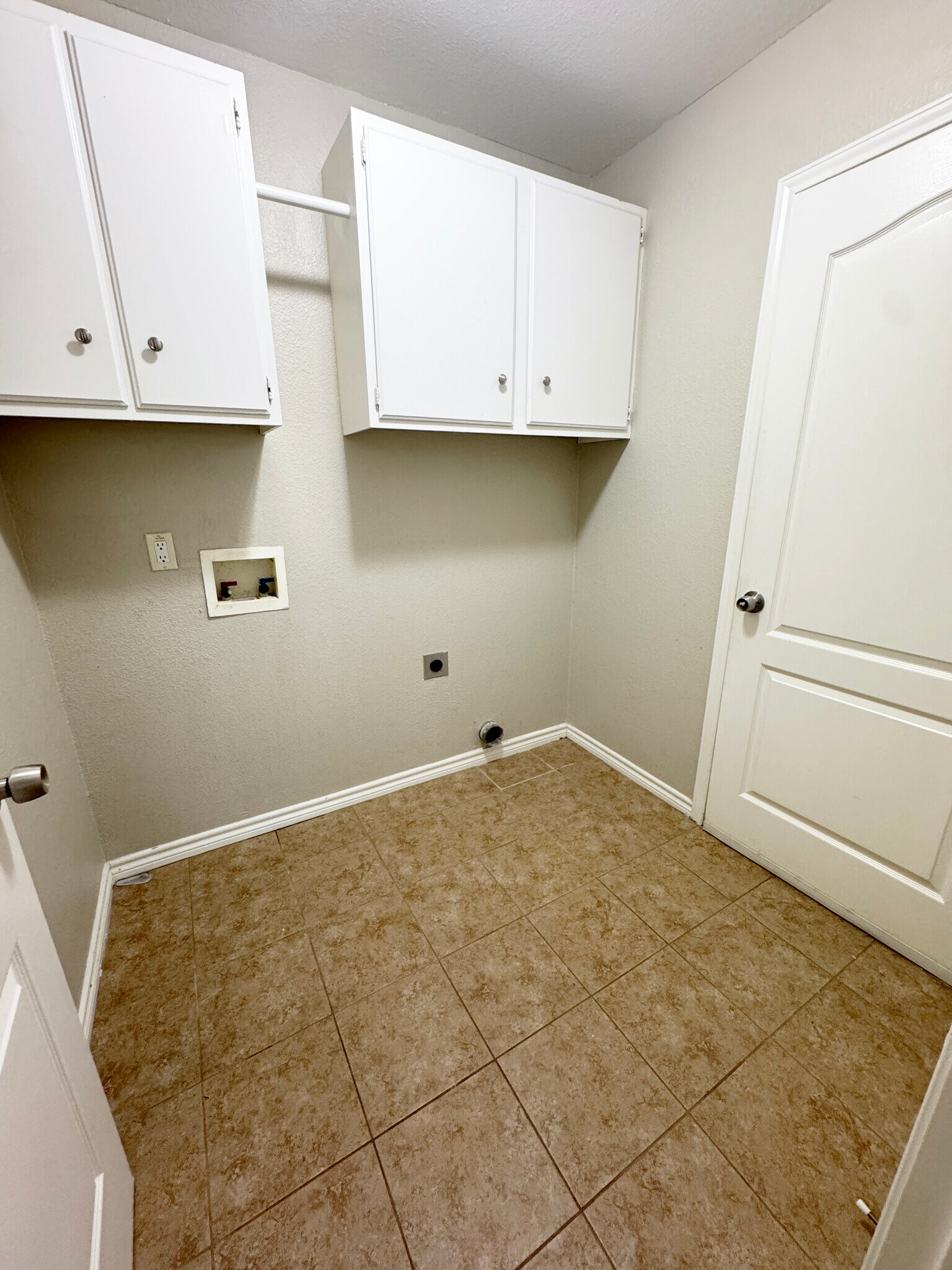 Building Photo - 5042 Cleves St